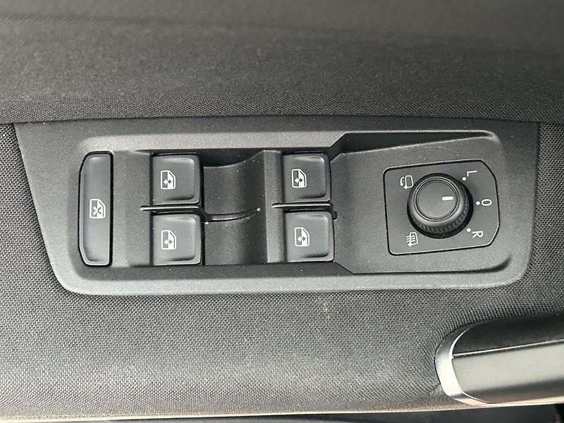 Volkswagen Touran 2.0 TDi Marathon  edition - fotka 17 z 26