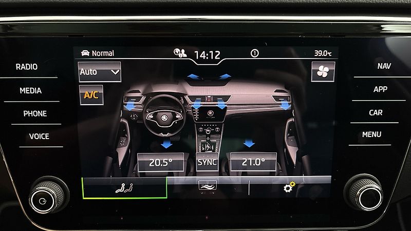 Škoda Superb 2.0 TDI DSG Style Combi - fotka 28 z 31
