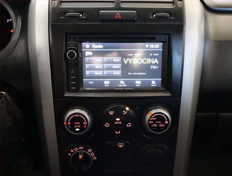Suzuki Grand Vitara (2006) 2.0, 4X4, Park. senzory - fotka 12 z 17