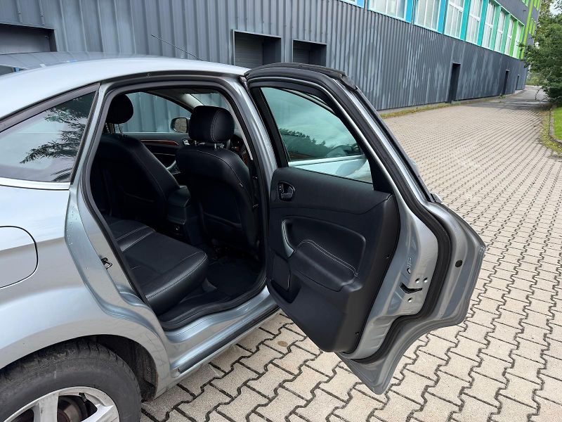 Ford Mondeo 2,0i 16V Ghia / servis.kn. /  - fotka 15 z 31
