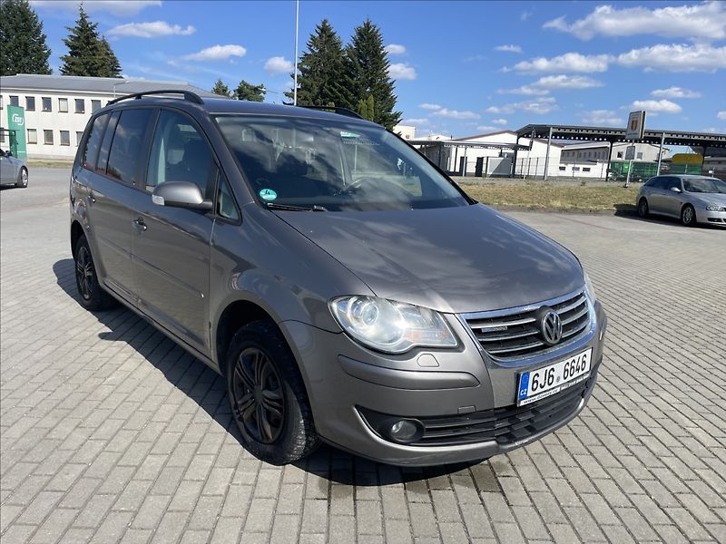 Volkswagen Touran 1,9 TDi 77kw 6rychlostí Klimat - fotka 35 z 35