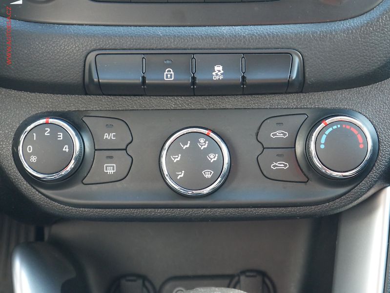 Kia Ceed (2017) 1.6 CRDi, ČR, AC, výhřev sed - fotka 19 z 22