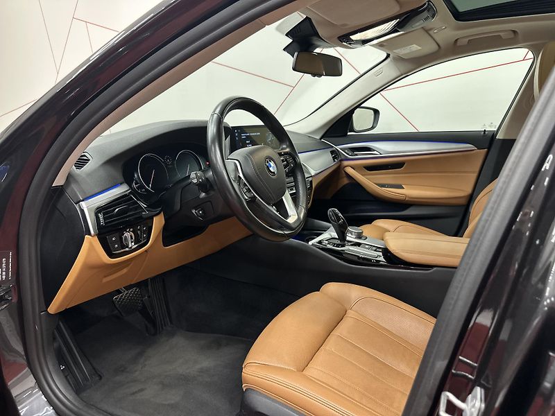 BMW Řada 5 (2018) 530d xDrive*HUD*PANO*KEYLESS - fotka 8 z 20