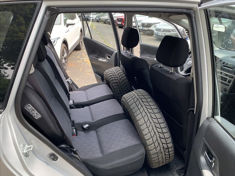 Toyota Corolla Verso 1,8 i ČR,1.MAJITEL - fotka 16 z 17