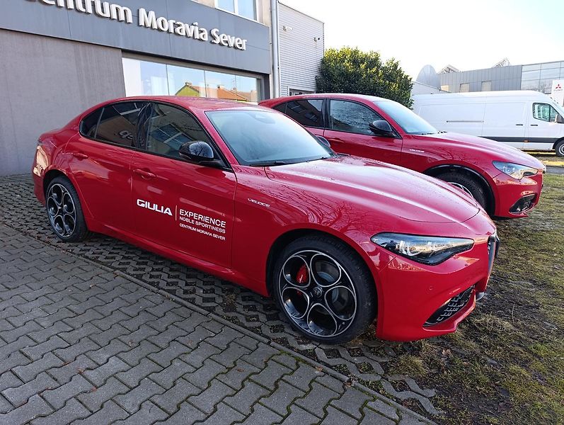 Alfa Romeo Giulia Veloce 2,0 Turbo 280k AWD - fotka 5 z 18