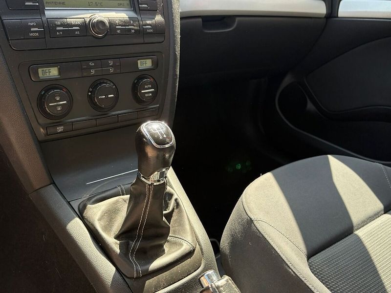 Škoda Octavia 1.6 Combi - fotka 10 z 14