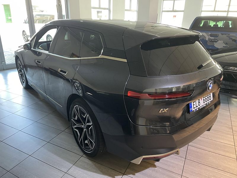 BMW iX (2022) XDrive 40 - fotka 3 z 30