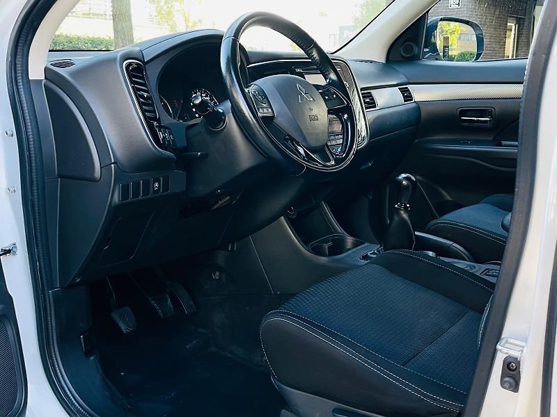 Mitsubishi Outlander 2.0i 1.MAJITEL SERVISKA TAŽNÉ - fotka 27 z 46