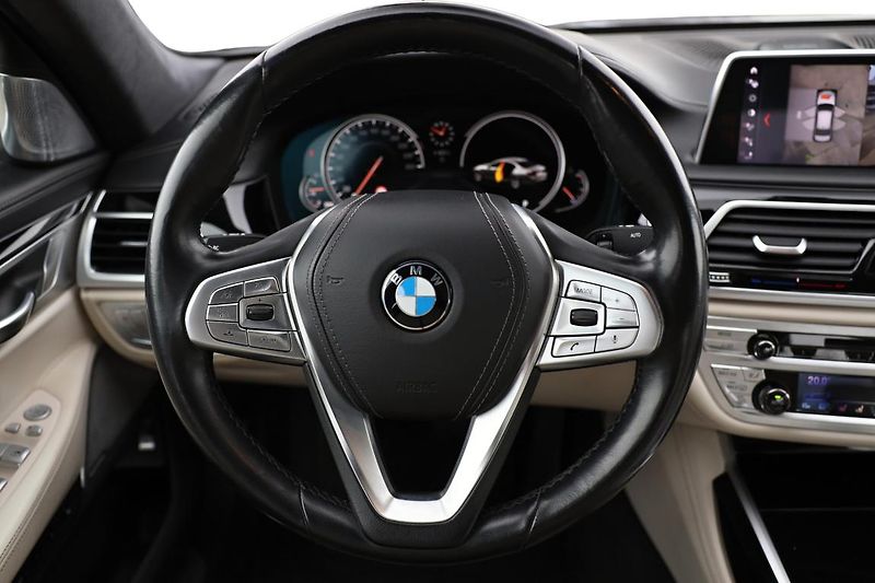 BMW Řada 7 750Li xDrive - fotka 12 z 17