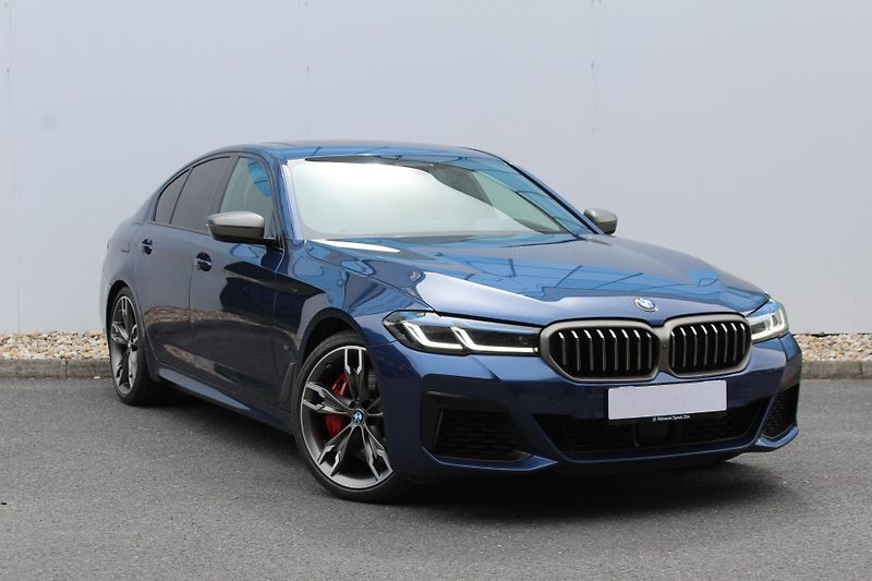 BMW Řada 5 M550i xDrive Sedan - fotka 7 z 28
