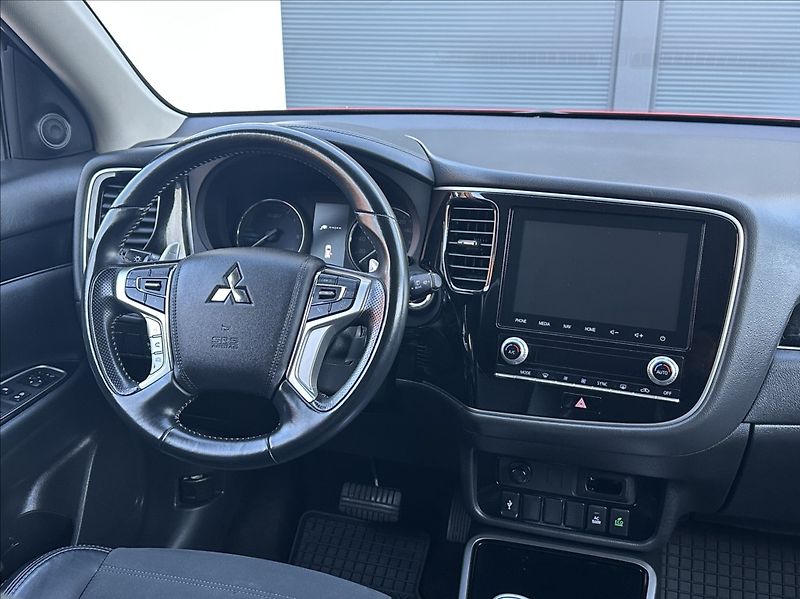 Mitsubishi Outlander 2,4 PHEV 224PS  Diamant 4x4 A/ - fotka 23 z 58