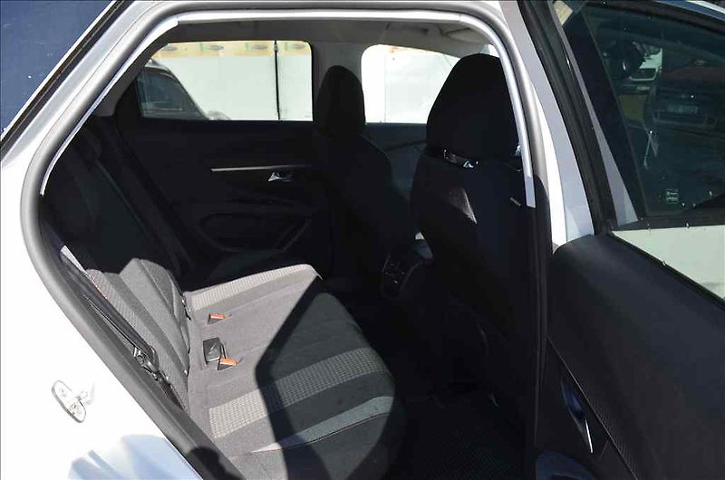 Peugeot 3008 (2019) 1,2 - fotka 17 z 18