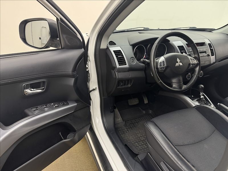 Mitsubishi Outlander 2,2 4WD AUTOMAT VÝHŘEV KAMERA - fotka 25 z 34