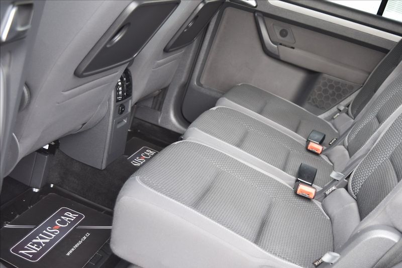 Volkswagen Touran 1,6 TDI 77KW BIXENON TAŽNÉ - fotka 16 z 40