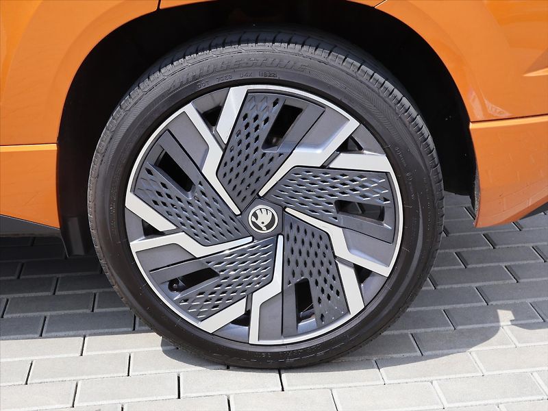 Škoda Karoq 2,0 TDI DSG Sportline 4x4 DPH - fotka 32 z 39