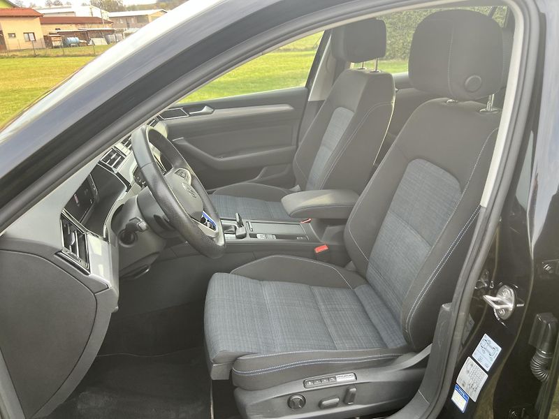 Volkswagen Passat 1.4GTE 160KW,TZ,2xALU,1MAJ - fotka 13 z 48