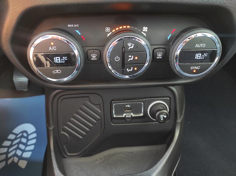 Jeep Renegade 1.4MultiAir, Limited, Tempomat - fotka 19 z 48