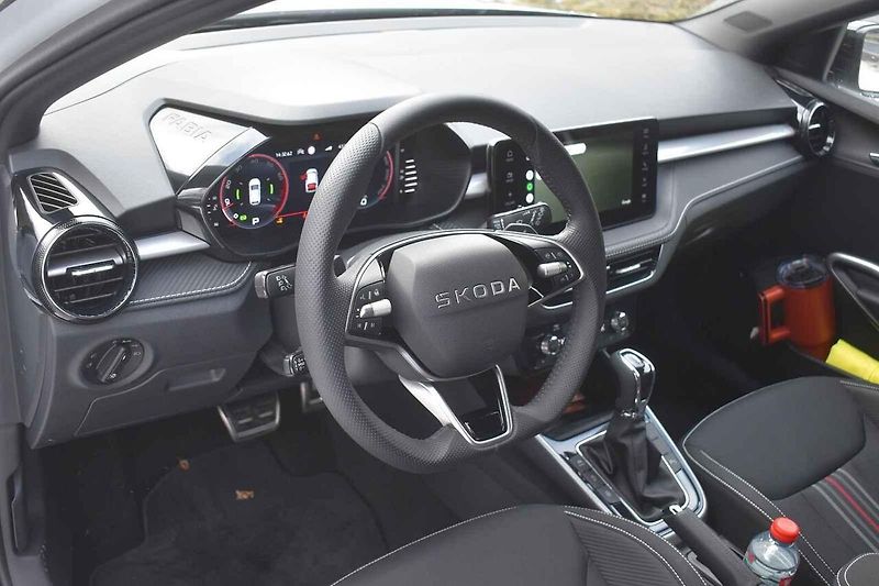 Auto působí přikrčeně, tudíž sportovně.