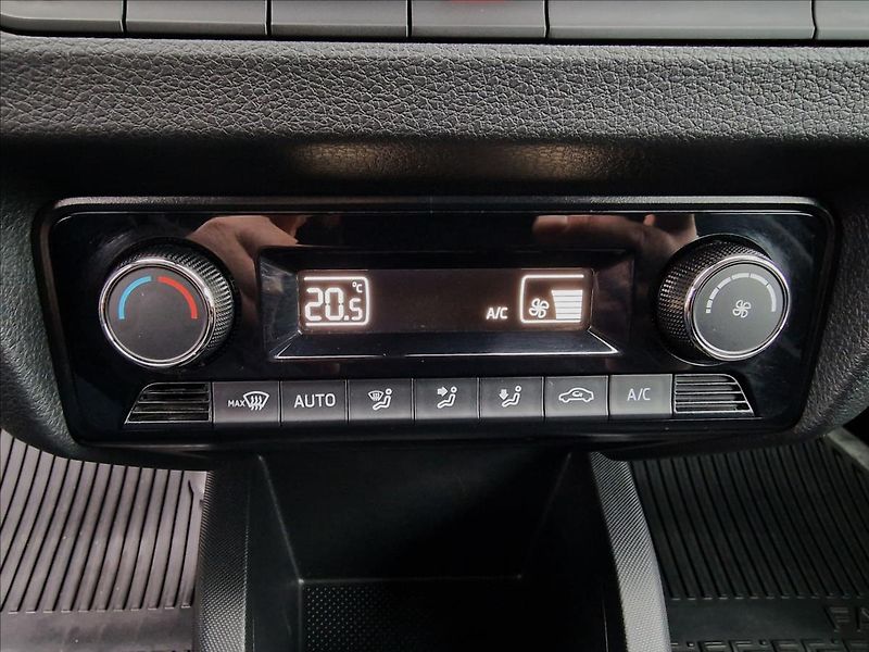 Škoda Fabia 1.0 TSI TOUR,ČR,1.Majitel - fotka 32 z 48