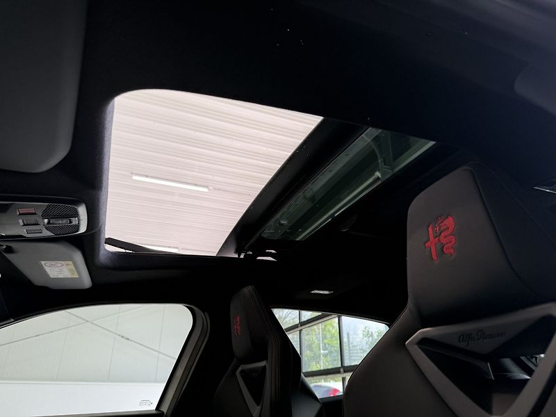 Alfa Romeo Junior (2025) Ibrida Q4 Speciale 1.2 Turbo H - fotka 18 z 22