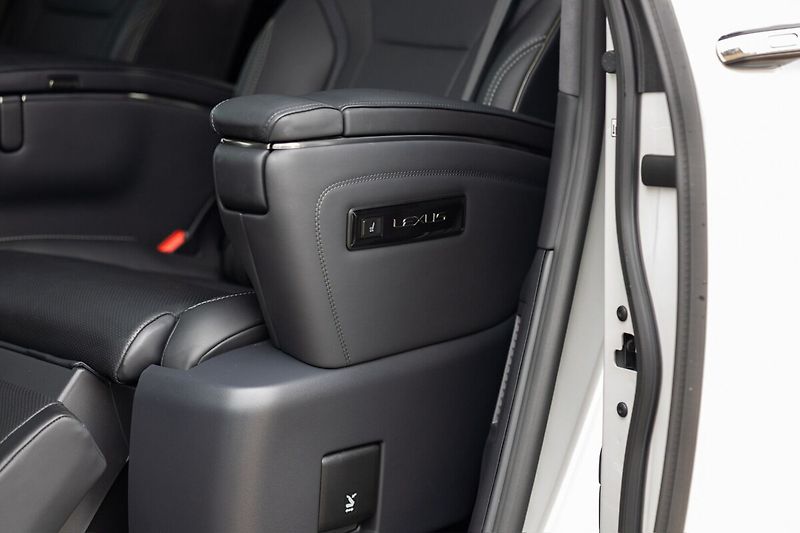 Lexus LM 350h  350H 2,5 HEV LUXURY 7 MÍST - fotka 37 z 44
