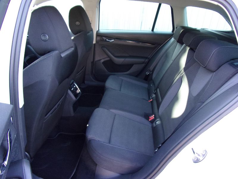 Škoda Octavia 2.0TDi DSG 142 000KM FULL VIRT - fotka 16 z 22