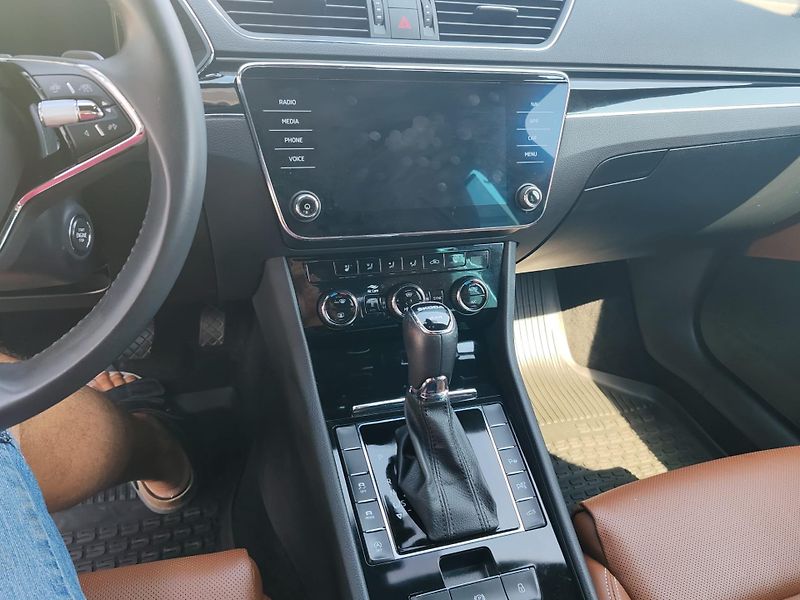 Škoda Superb 2.0 TDI Laurin & Klement 4x4  - fotka 17 z 40