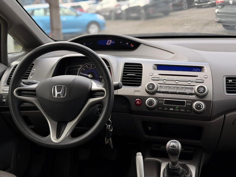 Honda Civic 8. gen 1.8 LS - fotka 9 z 21