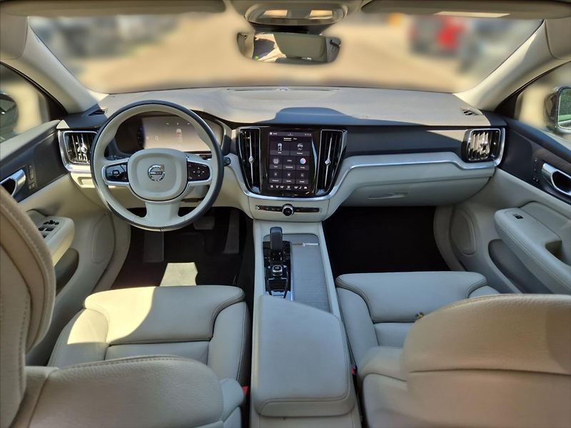 Volvo V60 2,0 B4 Plus Dark benzin - fotka 9 z 17