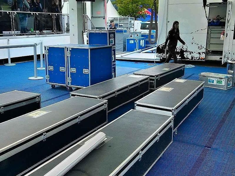 Nejprve do takzvané media zóny, kde se na závodníky vrhnou novináři, fotografové a kameramani. Jako v pátek večer na Latvalu, který v tu dobu v soutěži vedl.