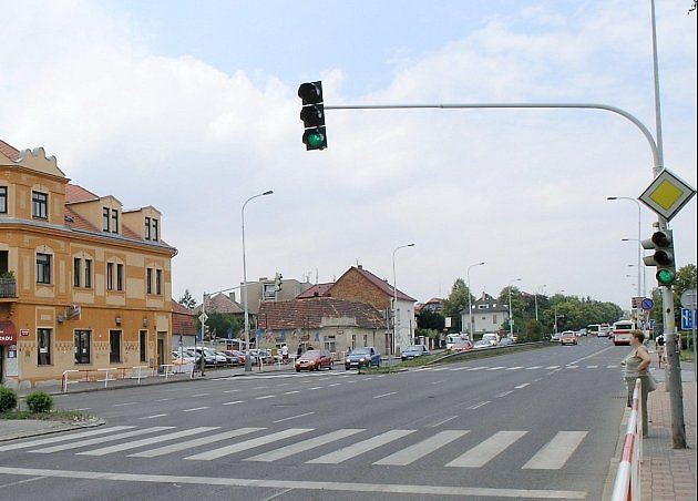 Na Evropské třídě v Praze se používají synchronizované semafory., zdroj: Wikimedia Commons, Matěj Baťha, CC BY-SA 2.5