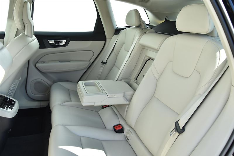 Volvo XC60 T5 184kW AWD INSCRIPTION ČR - fotka 11 z 32
