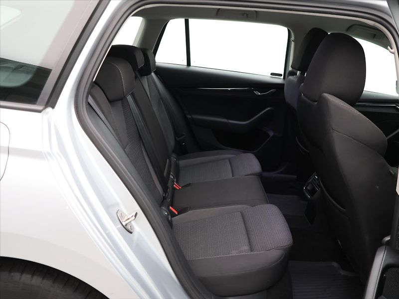 Škoda Octavia 2,0 TDI 85kW Ambition CZ DPH - fotka 13 z 32