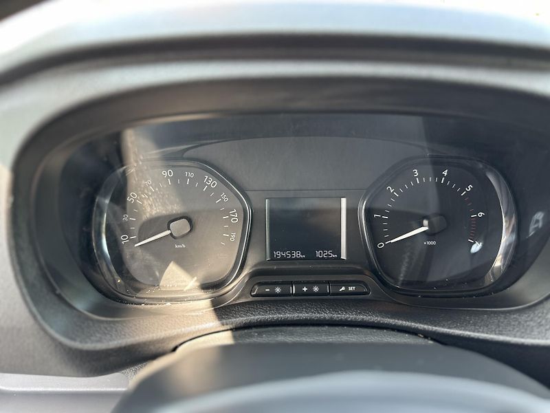 Opel Vivaro 1.5CDTi-88KW-DPH-KLIMA-TEMPOMA - fotka 13 z 14
