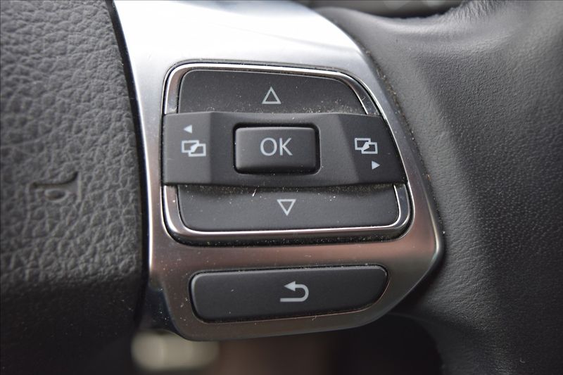 Volkswagen Tiguan 2,0 TDi 81KW R-LINE - fotka 33 z 51