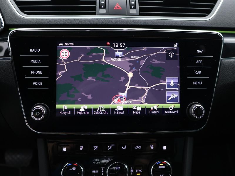 Škoda Superb 2,0 TDI DSG L&K CZ DPH - fotka 27 z 40