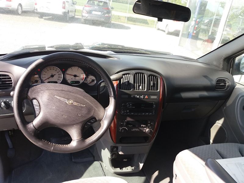 Chrysler Grand Voyager 2.8 CRD,110kW,AUTOMAT,7.MÍST!! - fotka 13 z 23