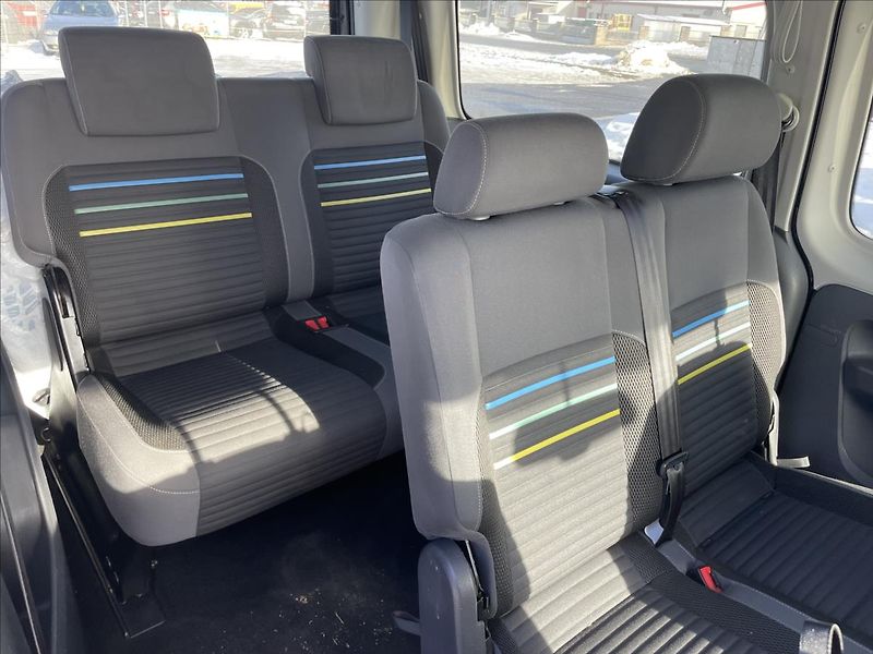 Volkswagen Caddy 2,0 TDi 103kw MAXI SOCCER 7mís - fotka 11 z 47