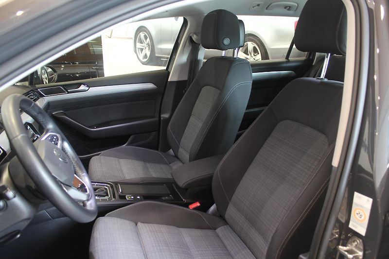 Volkswagen Passat (2021) 2.0TDI DSG Model 2022 - fotka 17 z 35