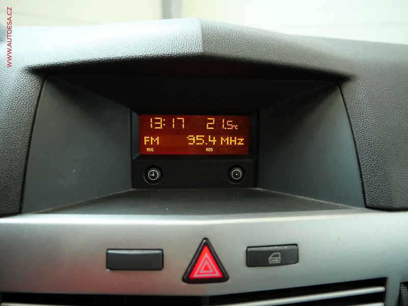 Opel Astra (2011) 1.4 16V, 1.maj,ČR, Klima - fotka 17 z 19