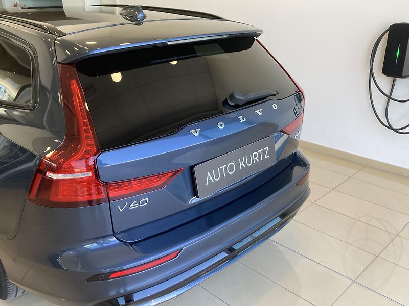Volvo V60 B4 FWD PLUS DARK TAŽNÉ ZAŘÍ. - fotka 7 z 31