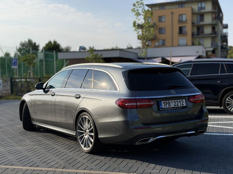 Mercedes-Benz Třídy E 220d 143 kw/AMG line - fotka 3 z 23