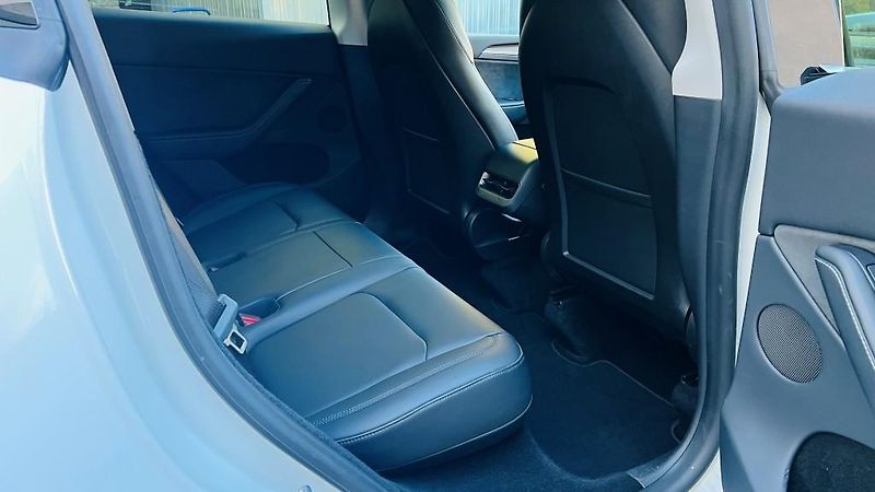 Tesla Model Y (2022) LR AWD Berlin Záruka SoH 93,4% - fotka 12 z 57