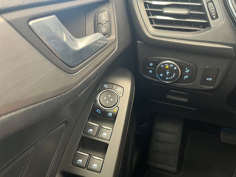 Ford Focus 2.0 EB Titanium LED - fotka 18 z 66
