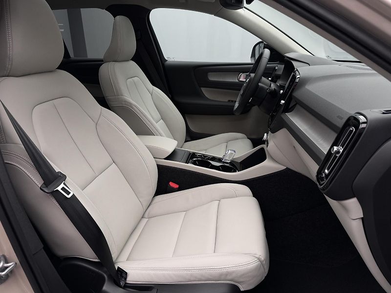 Volvo XC40 (2026) B3 AUT DARK ULTRA - fotka 20 z 21
