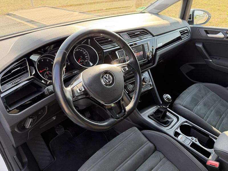 Volkswagen Touran 1.4 TSI PANO ALCANTARA MASÁŽ - fotka 11 z 44