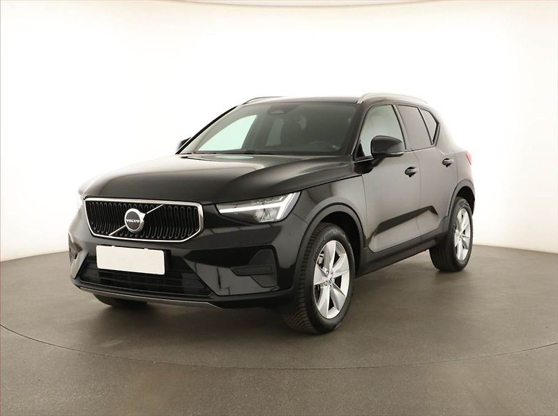 Volvo XC40 (2022) B3 - fotka 2 z 18
