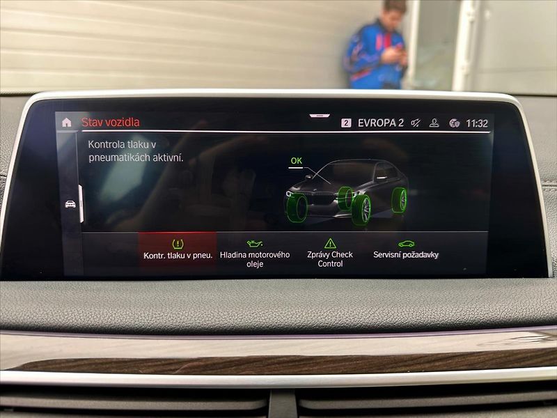 BMW Řada 7 4,4 750i xDrive 390 kW DPH - fotka 29 z 40