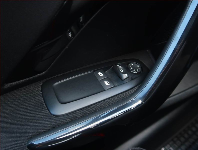 Peugeot 208 (2016) 1.2 PureTech, ČR,1.maj - fotka 18 z 18