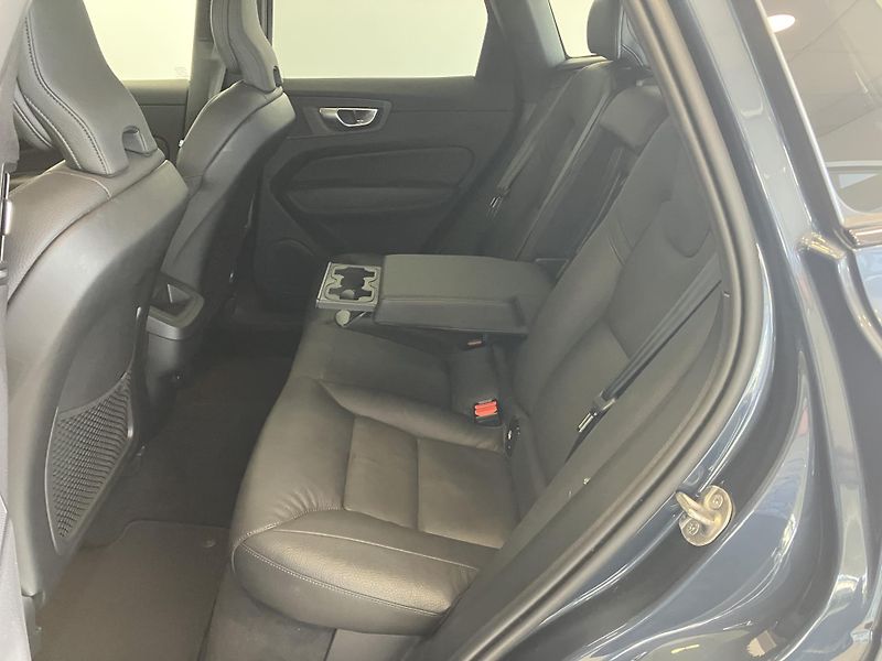 Volvo XC60 B5 AWD Plus Dark-REZERVACE - fotka 15 z 46